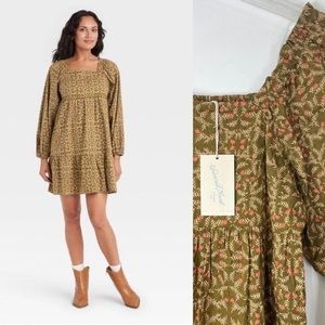 Universal Thread green Floral Balloon
Sleeve Shift Dress